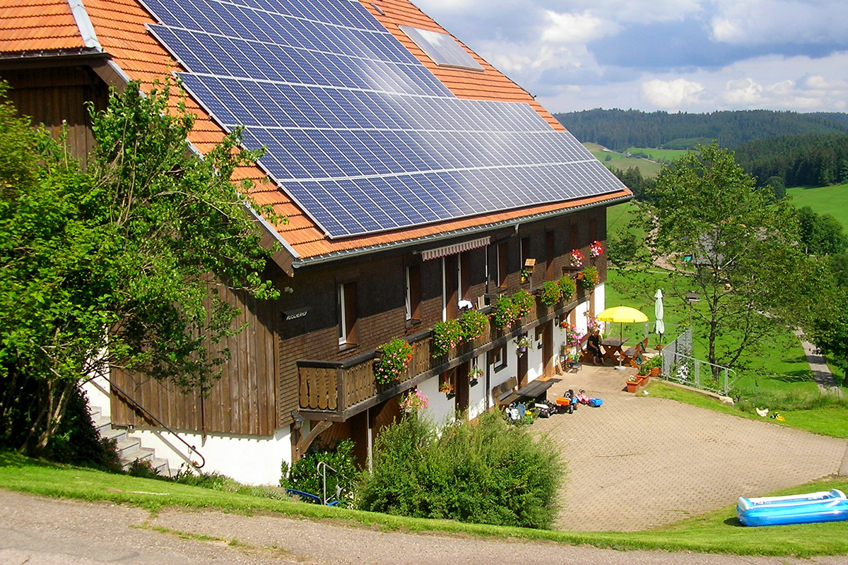 Brookswalkers Montageteam bei einer Photovoltaikmontage in Baden-Württemberg
